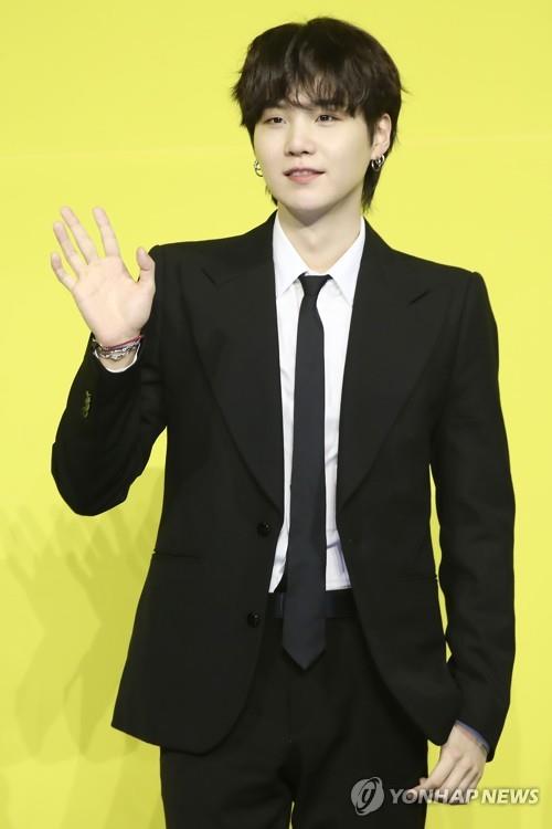 Le membre de BTS Suga pose lors d'une conférence de presse pour le nouveau single numérique du groupe «Butter» à Séoul, le 21 mai 2021.