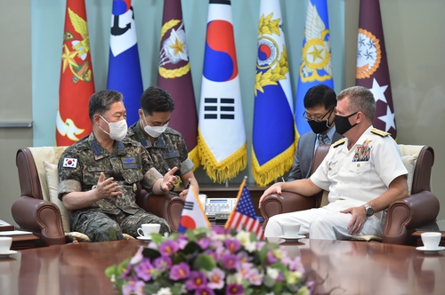 Le chef d'état-major des armées sud-coréennes, le général Won In-choul (à g.), s'entretient le jeudi 10 juin avec le commandant de la flotte du Pacifique des Etats-Unis, l'amiral Samuel Paparo, à Séoul. 