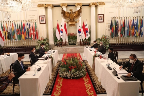 Réunion bilatérale entre la Corée du Sud et l'Indonésie tenue le vendredi 25 juin 2021 à Jakarta en Indonésie. (Photo forunie par l'ambassade de Corée du Sud en Indonésie. Revente et archivage interdits) 