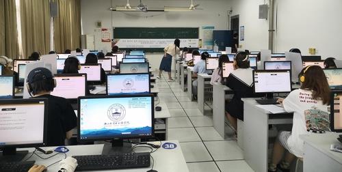 Des élèves testent le Sejong Korean Language Assessment (SKA), qui sera lancé en 2022, dans un centre d'éducation à Hangzhou, en Chine. (Photo fournie par la Fondation de l'institut Roi Sejong, KSIF. Revente et archivage interdits)