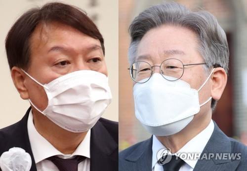 Photomontage montrant l'ancien procureur général Yoon Seok-youl (à gauche) et le gouverneur de la province du Gyeonggi Lee Jae-myung, deux des principaux candidats à la prochaine élection présidentielle. 