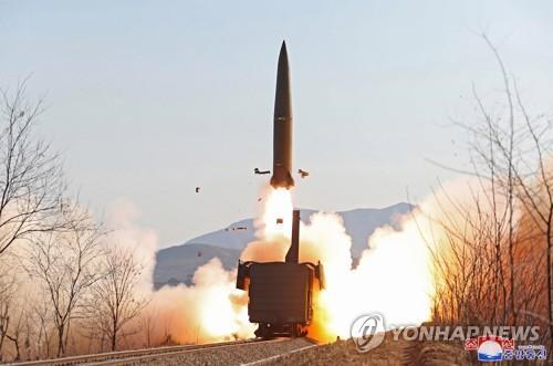 Un missile nord-coréen est tiré depuis une plate-forme ferroviaire dans la province du Pyongan Nord, une région du nord-ouest bordant la Chine, sur cette photo publiée le samedi 15 janvier 2022 par l'Agence centrale de presse nord-coréenne (KCNA). (Utilisation en Corée du Sud uniquement et redistribution interdite) 