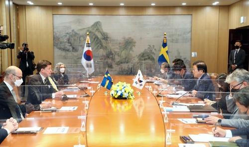 Le président de l'Assemblée nationale Park Byeong-seug (4e à partir de la droite) s'entretient avec Andreas Norlen (2e à partir de la gauche), le président du parlement suédois, à l'Assemblée nationale de Séoul le 11 avril 2022. (Photo fournie par l'Assemblée nationale. Revente et archivage interdits)