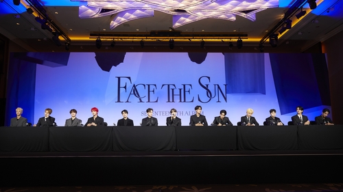 Le groupe de K-pop Seventeen lors d'une conference de presse donnee a l'occasion de la sortie de son quatrieme album, «Face the Sun», dans un hotel de Seoul le 27 mai 2022. (Yonhap)