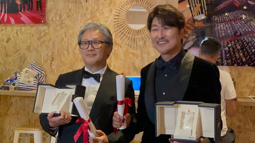 Le réalisateur Park Chan-wook (à g.) de «Decision to Leave» et l'acteur Song Kang-ho de «Broker» posent pour une séance photos après avoir remporté le Prix de la mise en scène et le Prix d'interprétation masculine, respectivement, au 75e Festival de Cannes, le samedi 28 mai 2022.