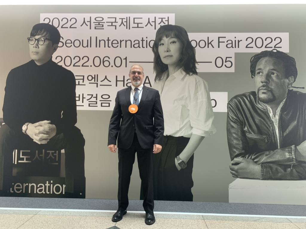 L'ambassadeur de France en Corée du Sud, Philippe Lefort, devant l'affiche offcielle du Salon international du livre de Séoul 2022, au Centre des conventions et des expositions (COEX) dans le sud de Séoul, le jeudi 2 juin 2022, avant de donner une interview à l'agence de presse Yonhap.
