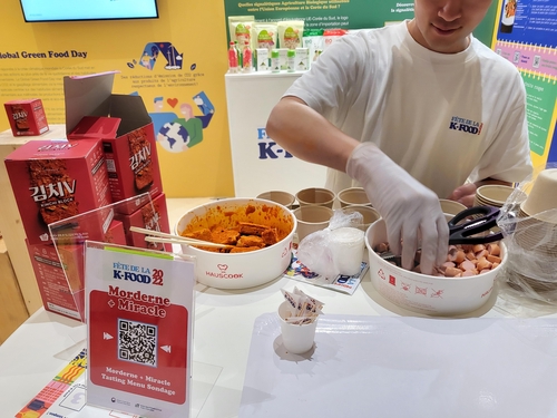 A man prepares a Korean dish at the 4th edition of the K-Food Festival organized by the France branch of the Society for the marketing of agricultural and fishing products (aT), at the convention center of the museum of Louvre in Paris, Friday, July 8, 2022 (local time).