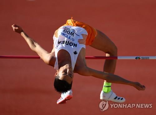 Yoon félicite le sauteur en hauteur Woo Sang-hyeok pour sa médaille d'argent aux Championnats du monde