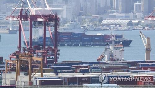 Des conteneurs dans le port de Busan le vendredi 1er juillet 2022. (Photo d'archives Yonhap)