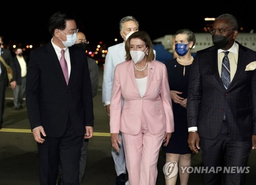 La présidente de la Chambre des représentants des Etats-Unis, Nancy Pelosi, arrive à Taïwan, le mardi 2 août 2022. (EPA=Yonhap) 