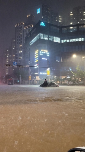 (LEAD) Les pluies torrentielles font 7 morts dans la région de Séoul