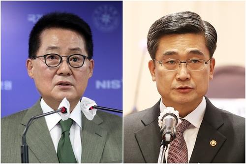 L'ancien directeur du Service national du renseignement (NIS) Park Jie-won (à g.) et l'ex-ministre de la Défense Suh Wook