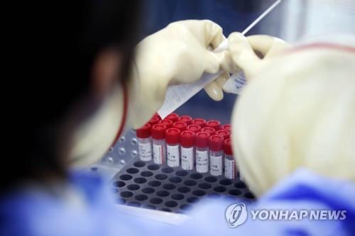 Une membre du personnel de santé vérifie des échantillons de test du Covid-19 dans une station de dépistage provisoire à la ville de Gwangju, dans le sud-ouest du pays, le 17 août 2022. (Photo fournie par un bureau de quartier de Gwangju. Revente et archivage interdits)