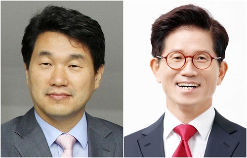 Lee Ju-ho (à g.) nommé ministre de l'Education et Kim Moon-soo au poste de président du Comité sur l'économie, la société et le travail. 
