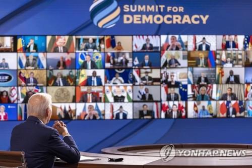 Le président américain Joe Biden prononce un discours lors de la cérémonie d'ouverture du premier sommet sur la démocratie. (EPA-Yonhap) 