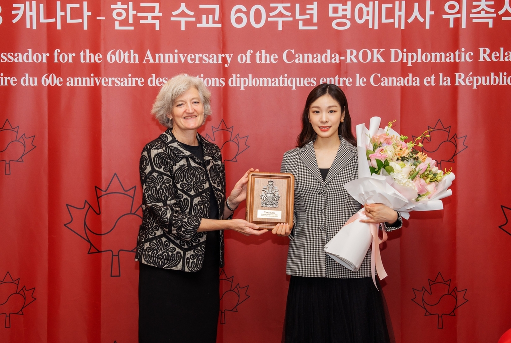 La légende du patinage artistique Kim Yu-na (à dr.) et la chargée d'affaires du Canada en Corée du Sud, Tamara Mawhinney, lors de la cérémonie de nomination de la première en qualité d'ambassadrice honoraire pour le 60e anniversaire des relations diplomatiques bilatérales, à l'ambassade du Canada à Séoul, le 12 décembre 2022. (Photo fournie par l'ambassade du Canada en Corée du Sud)