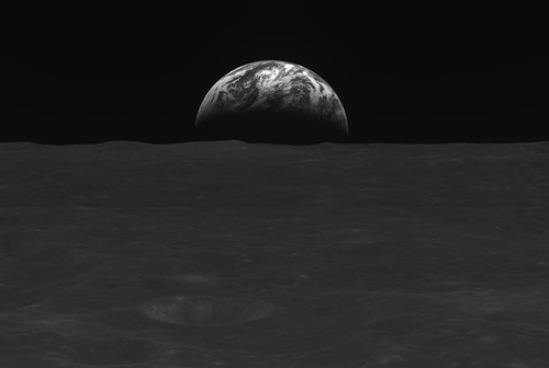 Ci-dessus, une photo de la Terre qui a été prise par le premier orbiteur lunaire sud-coréen Danuri au dernier jour de l'année 2023 à 16h10 à une altitude de 119 km de la Lune. (Photo fournie par le KARI. Revente et archivage interdits) 