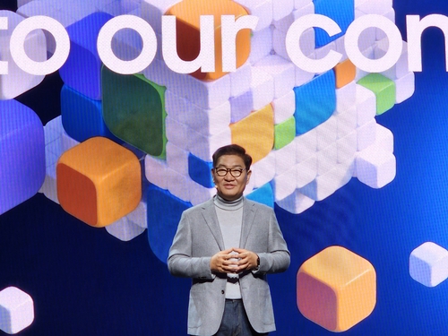 Le vice-président de Samsung Electronics Han Jong-hee prend la parole lors d'une conférence de presse à Las Vegas le mercredi 4 janvier 2023, la veille de l'ouverture officielle du Consumer Electronics Show (CES). 