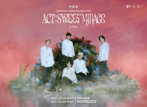Ci-dessus, une affiche annonçant les concerts à Séoul dans le cadre de la prochaine tournée mondiale du boys band de K-pop Tomorrow X Together (TXT), «Act: Sweet Mirage». (Photo fournie par Big Hit Music. Revente et archivage interdits)