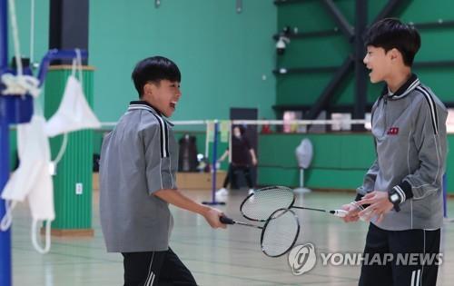 Des élèves jouent au badminton sans masque dans un gymnase de Séoul, le 30 janvier 2023.