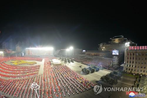 Un défilé militaire est organisé le lundi 25 avril 2022 sur la place Kim Il-sung à Pyongyang pour célébrer le 90e anniversaire de la fondation de l'Armée révolutionnaire populaire coréenne (ARPC), en présence du dirigeant Kim Jong-un, rapporte le lendemain la Télévision centrale nord-coréenne (KCTV). (Utilisation en Corée du Sud uniquement et redistribution interdite)
