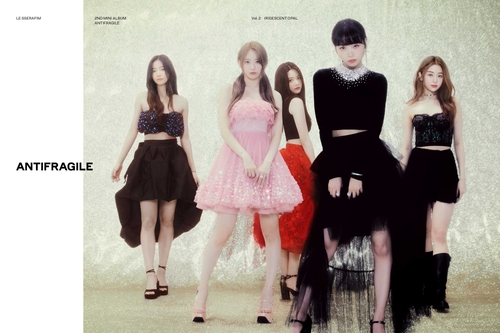 Le girls band de K-pop Le Sserafim sur cette photo du 2e EP du groupe, «Antifragile», fournie par Source Music. (Revente et archivage interdits)