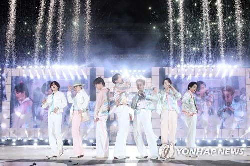 Le groupe superstar de K-pop Bangtan Boys (BTS) a donné trois concerts «BTS Permission to Dance on Stage» au stade olympique de Jamsil, dans le sud-est de Séoul, les 10, 12 et 13 mars 2022, 