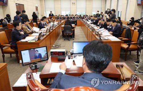 Les députés de la commission de l'administration publique et de la sécurité tiennent une réunion à Séoul. (Photo d'archives Yonhap)