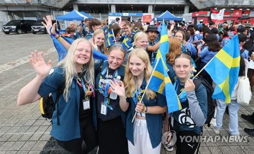 Uczestnicy Światowego Jamboree Skautowego 2023 przygotowują się do ceremonii zamknięcia i koncertu K-pop na Stadionie Pucharu Świata w Seulu w zachodniej części Seulu, 11 sierpnia 2023 r.