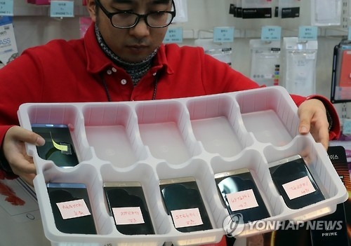 ソウル市内の携帯電話ショップが回収したギャラクシーノート７＝（聯合ニュース）