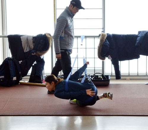 リンクで練習できず廊下で調整する女子選手＝１７日、札幌（聯合ニュース）