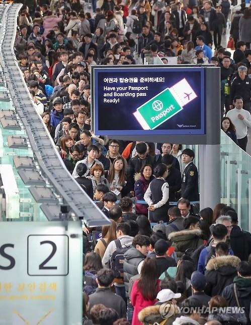 出国する人で混雑する仁川国際空港（資料写真）＝（聯合ニュース）