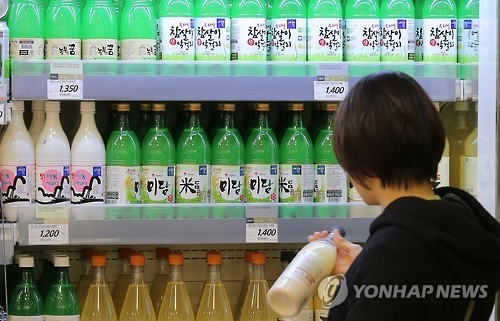 韓国のスーパーで販売されているマッコリ（資料写真）＝（聯合ニュース）