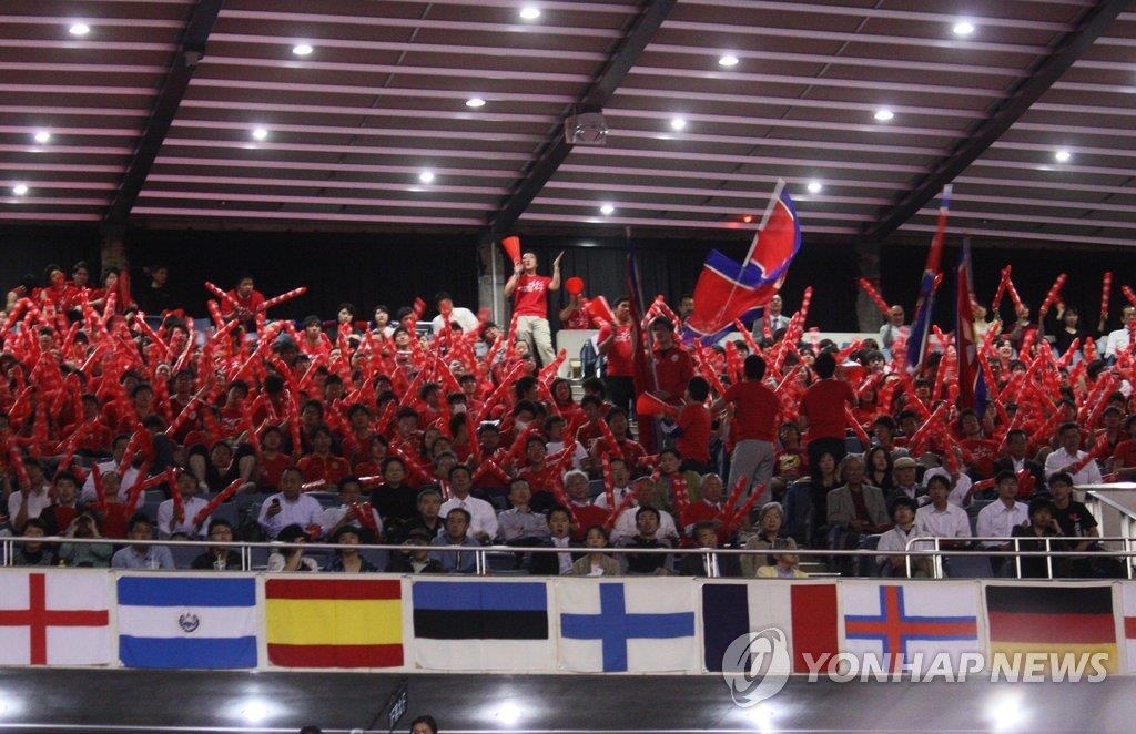 ２０１４年４月に東京で開かれた卓球の世界大会で、北朝鮮選手を応援する朝鮮総連の応援団（資料写真）＝（聯合ニュース）