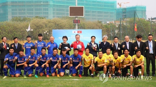 文大統領 サッカーベトナム代表の韓国人監督を現地で激励 聯合ニュース