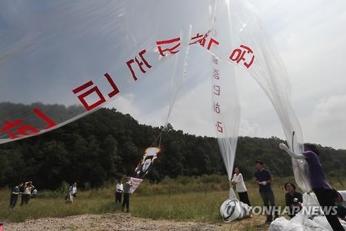ビラを飛ばそうとする脱北者団体「自由北韓運動連合」（資料写真）＝（聯合ニュース）