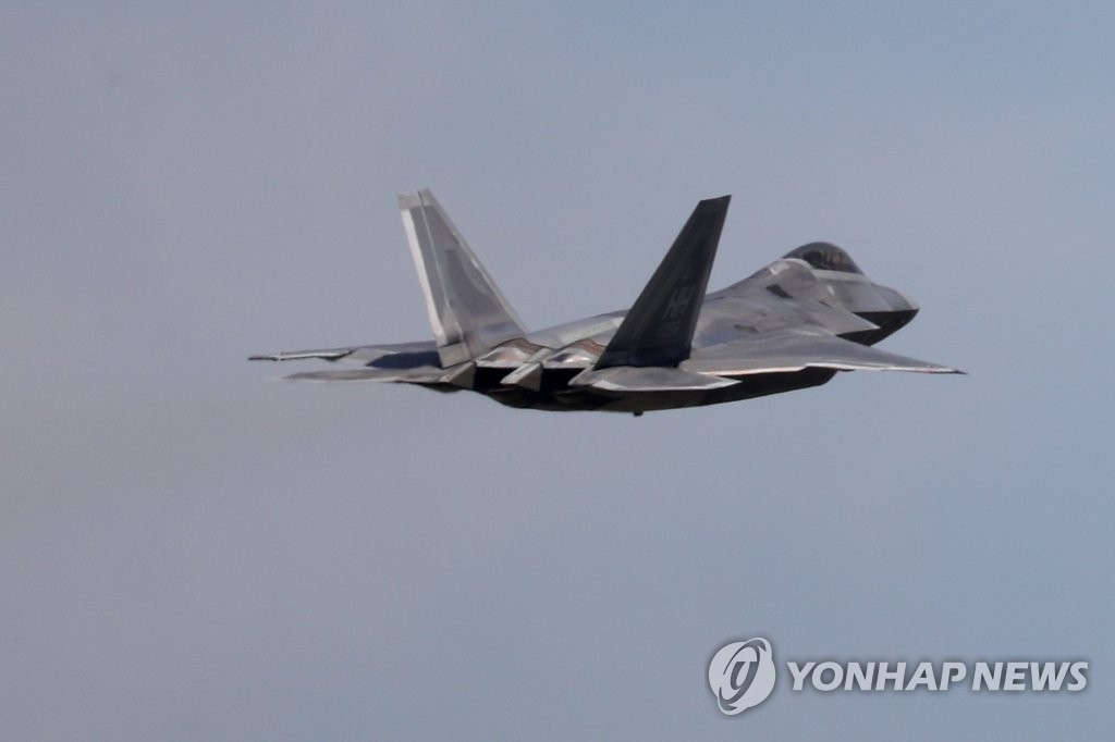 韓米合同訓練に参加している米空軍の最新鋭ステルス戦闘機Ｆ２２＝１６日、光州（聯合ニュース）
