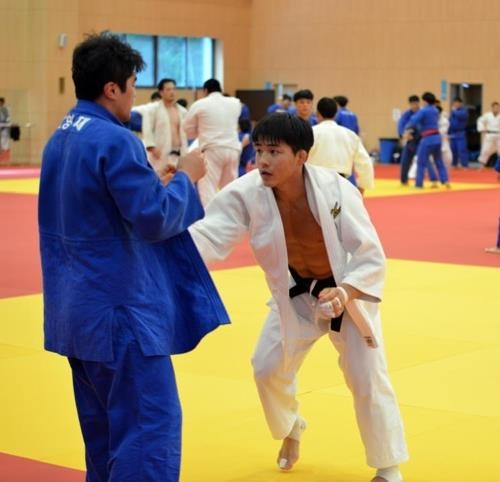 鎮川国家代表選手村で練習する安昌林（右）＝９日、鎮川（聯合ニュース）