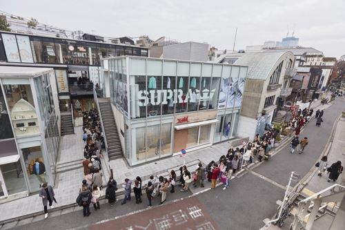 韓国カカオ 表参道にキャラクター店オープン 長蛇の列も 聯合ニュース