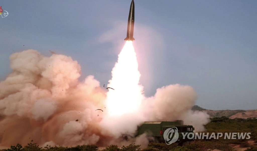 北朝鮮の朝鮮中央テレビは５日、金正恩（キム・ジョンウン）国務委員長（朝鮮労働党委員長）の立ち会いの下、４日に火力打撃（攻撃）訓練を実施したと報じた＝（朝鮮中央テレビ＝聯合ニュース）