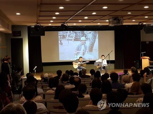 イベントで李さんの追悼曲「君を忘れない」を歌う歌手チュ・ガヨルさん＝２５日、ソウル（聯合ニュース）