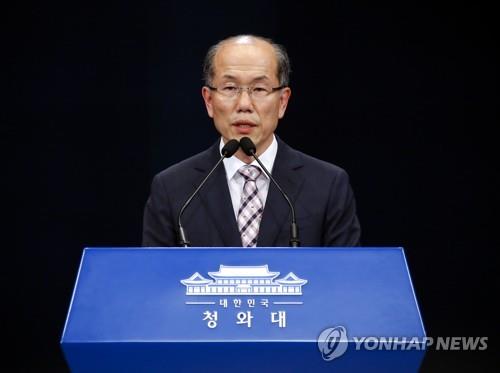 記者会見する金有根・国家安保室第１次長＝２２日、ソウル（聯合ニュース）