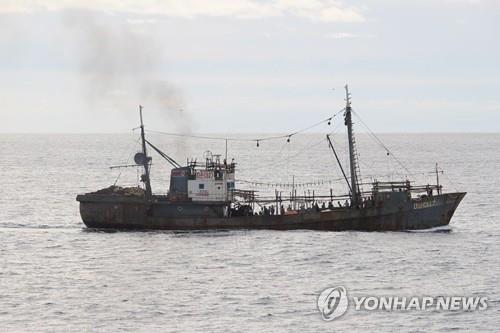 水産庁の取締船に衝突した北朝鮮の漁船（同庁提供）＝（ＡＰ＝聯合ニュース）