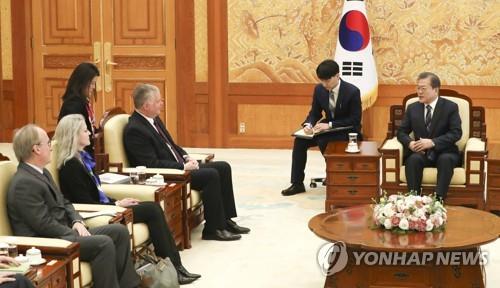 文大統領が米特別代表と会談　朝鮮半島平和への努力要請