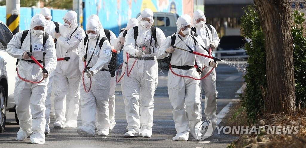 防疫作業を行う軍関係者＝（聯合ニュース）
