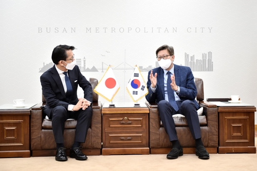 会談する朴氏（右）と丸山氏（釜山市提供）＝（聯合ニュース）≪転載・転用禁止≫
