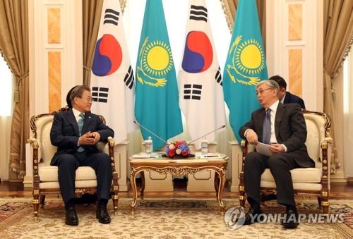１９年４月２２日、カザフスタンで会談を行う文大統領（左）とトカエフ大統領＝（聯合ニュース）