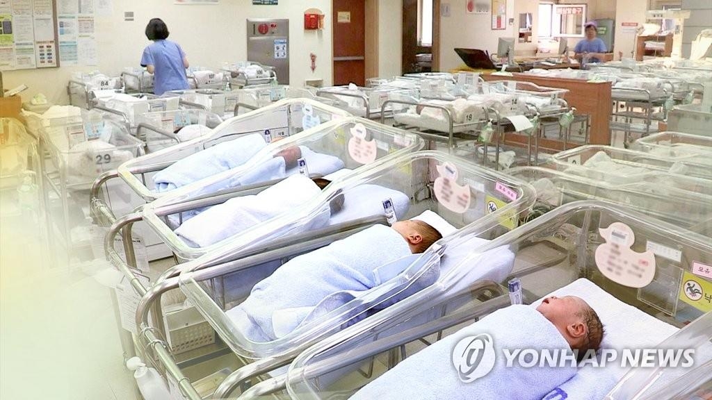年間の出生数が初めて３０万人を割り込んだ＝（聯合ニュースＴＶ）