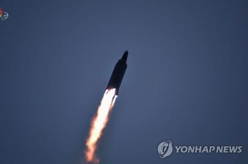 北朝鮮の朝鮮中央テレビは１２日、前日行われた極超音速ミサイル発射の様子を報じた（朝鮮中央テレビの映像より）＝（聯合ニュース）≪転載・転用禁止≫