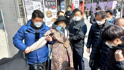 韓国与党代表　選挙運動中にハンマ―で殴られる＝男を現行犯逮捕